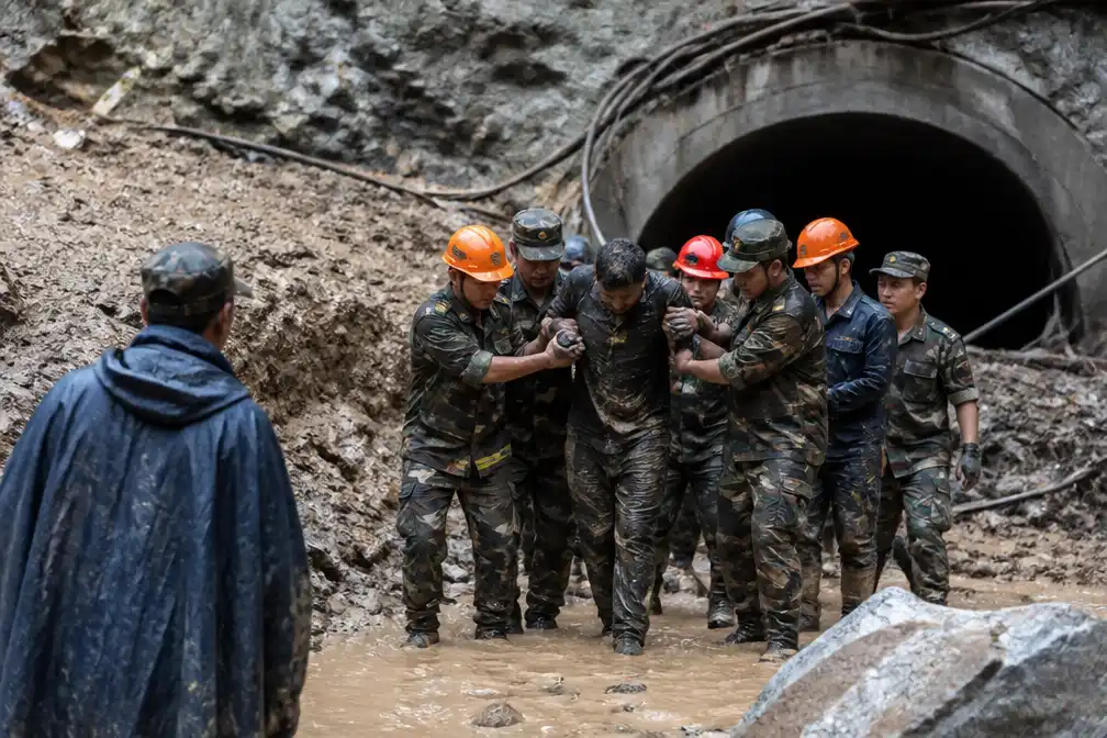 Derde overlevende gered uit tunnel bij Trishuli-3 waterkrachtcentrale Nepal