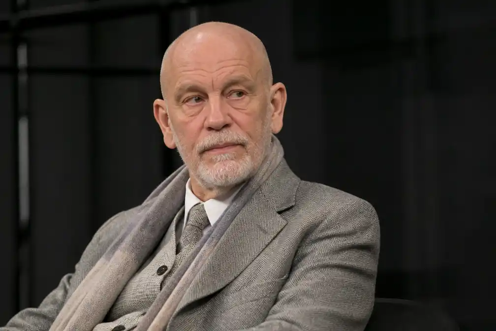 John Malkovich keert terug naar Israël met 'The Music Critic' in Tel Aviv