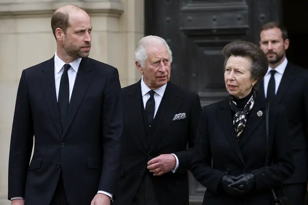 Prins William vertegenwoordigt koning Charles bij uitvaart Harald V