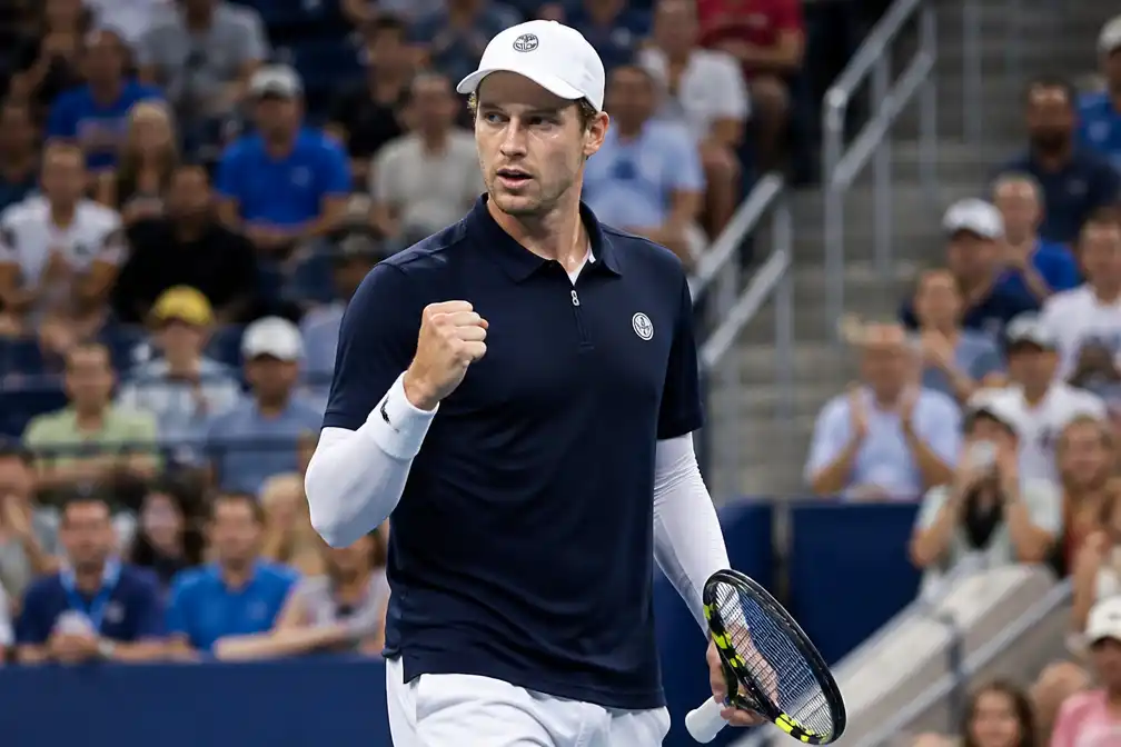 Van de Zandschulp verslaat Bergs in vijf sets en bereikt vierde ronde US Open