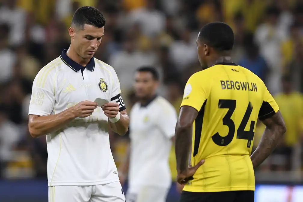 Al-Nassr van Ronaldo verliest eerste duel van seizoen van Al-Ittihad met Bergwijn