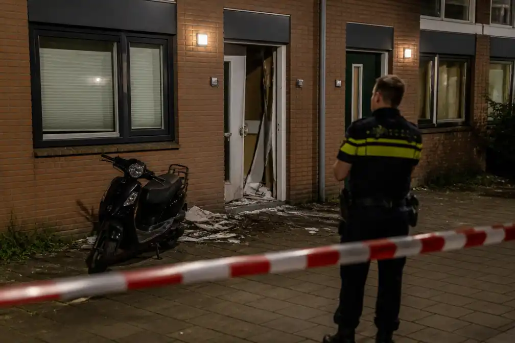 Explosie bij woning in Zaandam; politie zoekt jongen op bromfiets