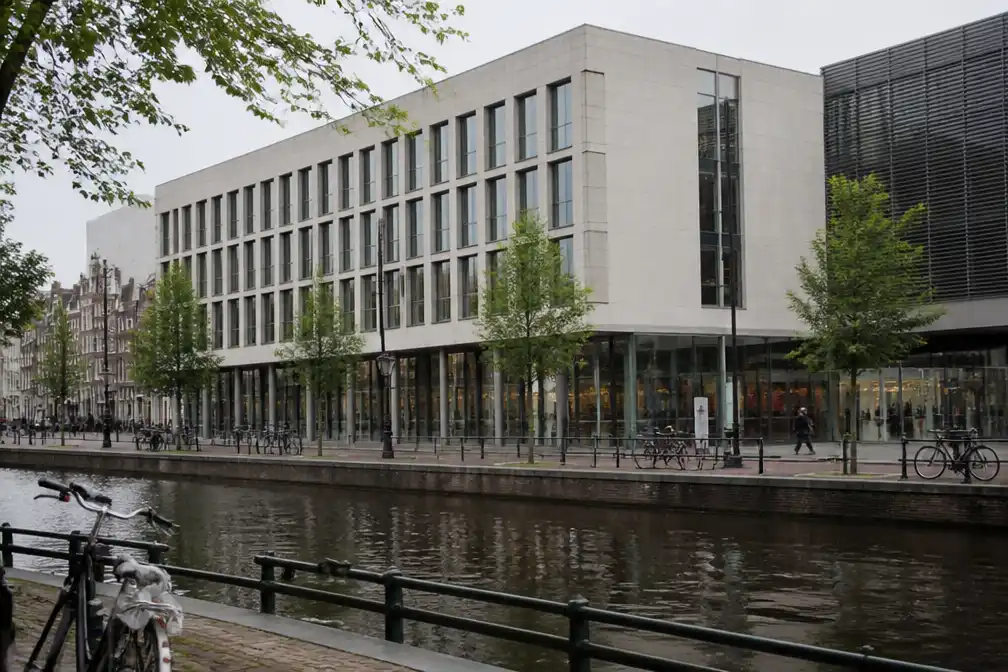 Rechter stopt ontslagprocedure ambtenaar Amsterdam na ongewenste tongzoen op borrel
