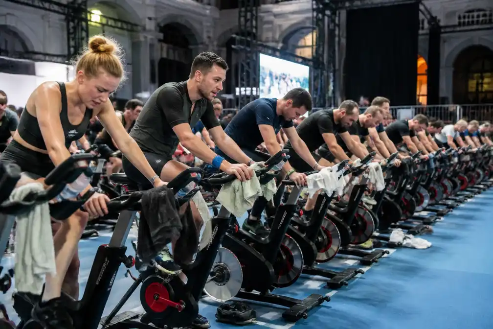 32 fietsers in Gent verpulveren wereldrecord spinning met 34 uur trappen