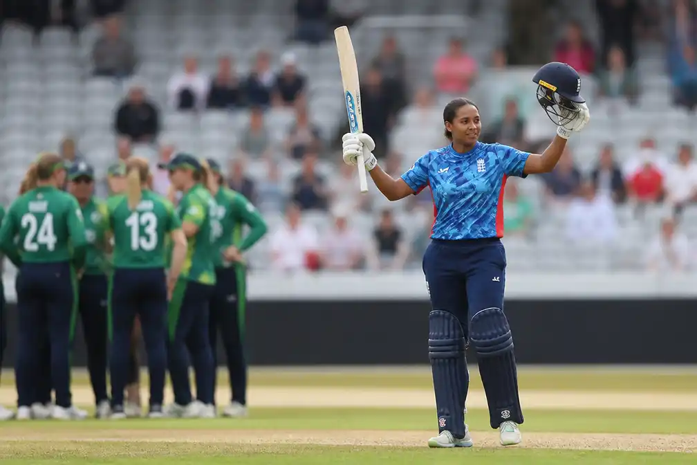 Sophia Dunkley leidt Engeland met 119 runs naar 3-0 ODI-seriezege op Ierland