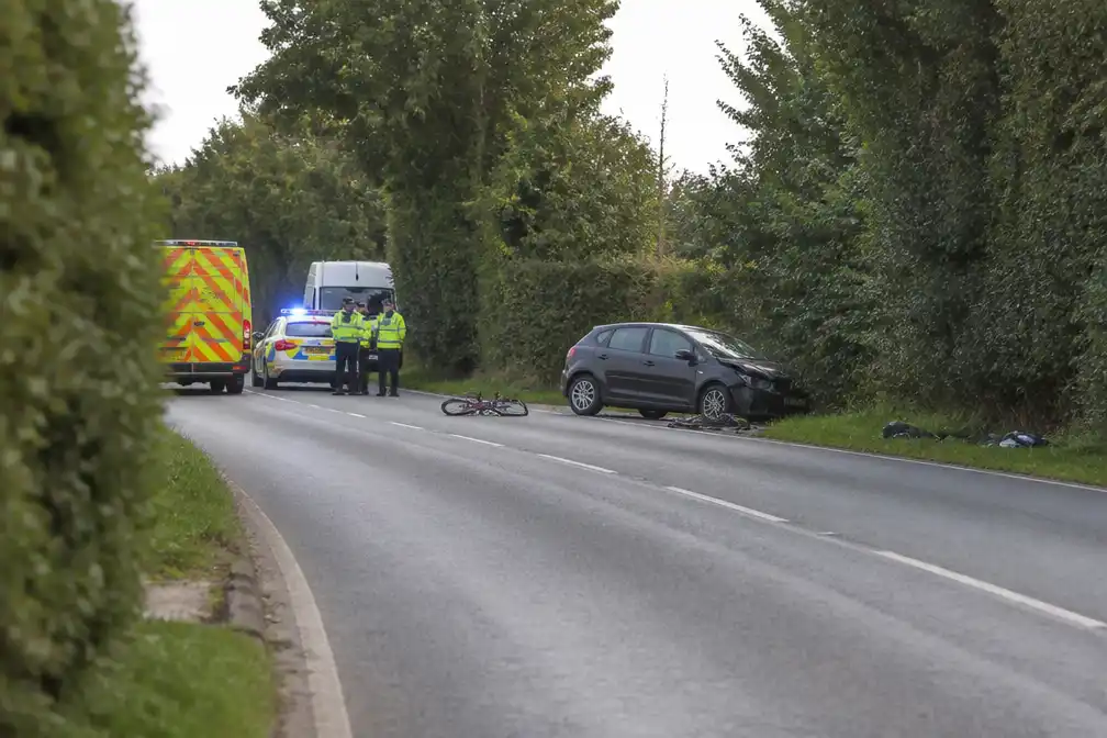 Twee fietsers dood na auto-ongeluk bij Gravesend; drie arrestaties