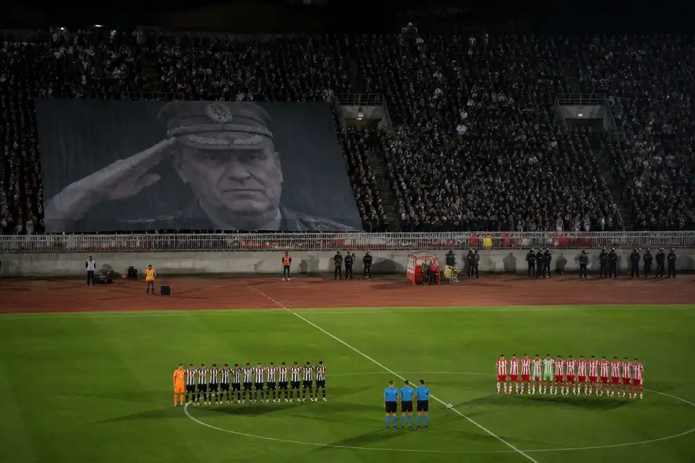 Fans eren oorlogsmisdadiger Ratko Mladic tijdens derby van Belgrado