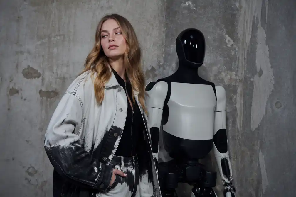 Transgender dochter van Elon Musk boegbeeld van campagne Desigual: 'Born to disobey'