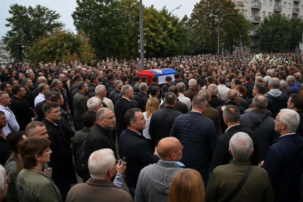 Duizenden in Belgrado bij begrafenis van veroordeelde oorlogsmisdadiger Mladić