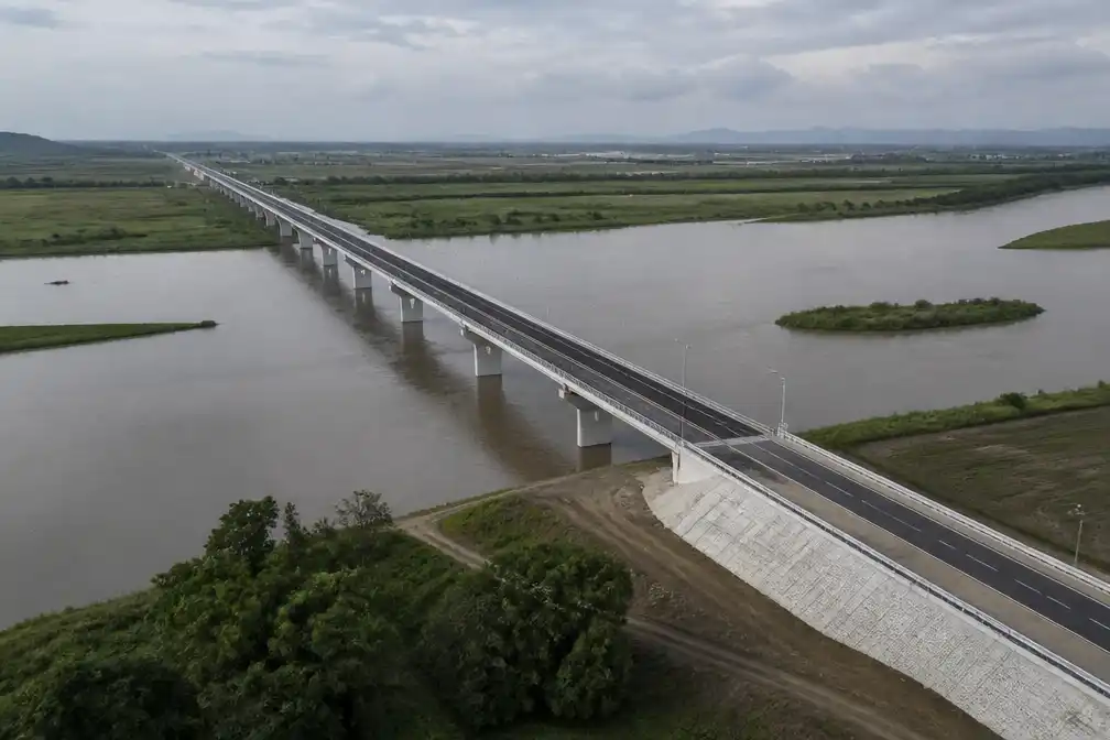 Eerste verkeersbrug tussen Noord-Korea en Rusland geopend