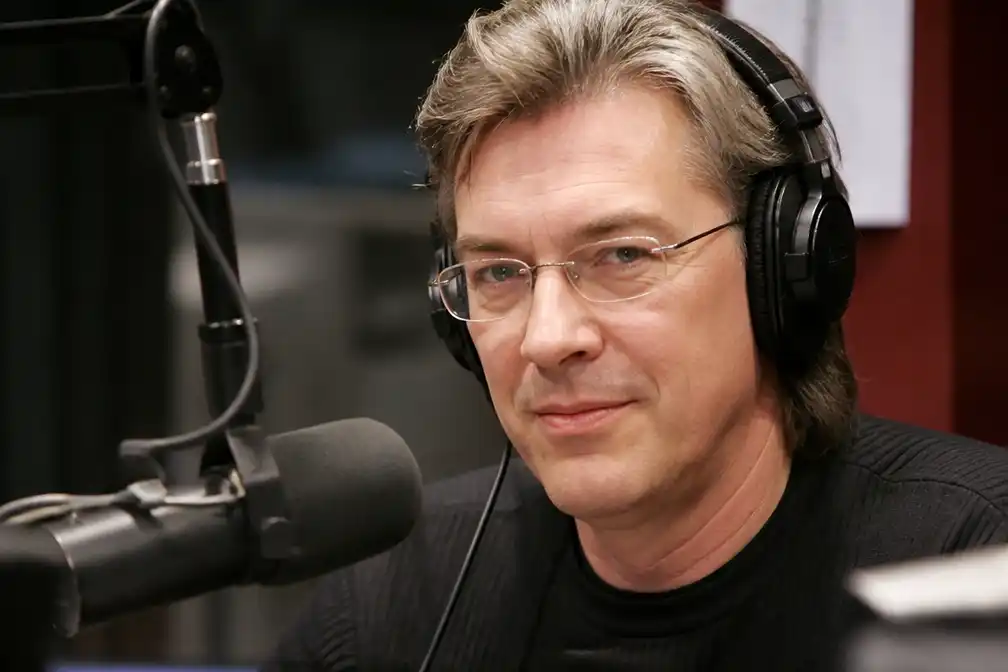 Column Angela de Jong: oud-dj Adam Curry woont in Texas, is in de Heer en heeft wapenarsenaal