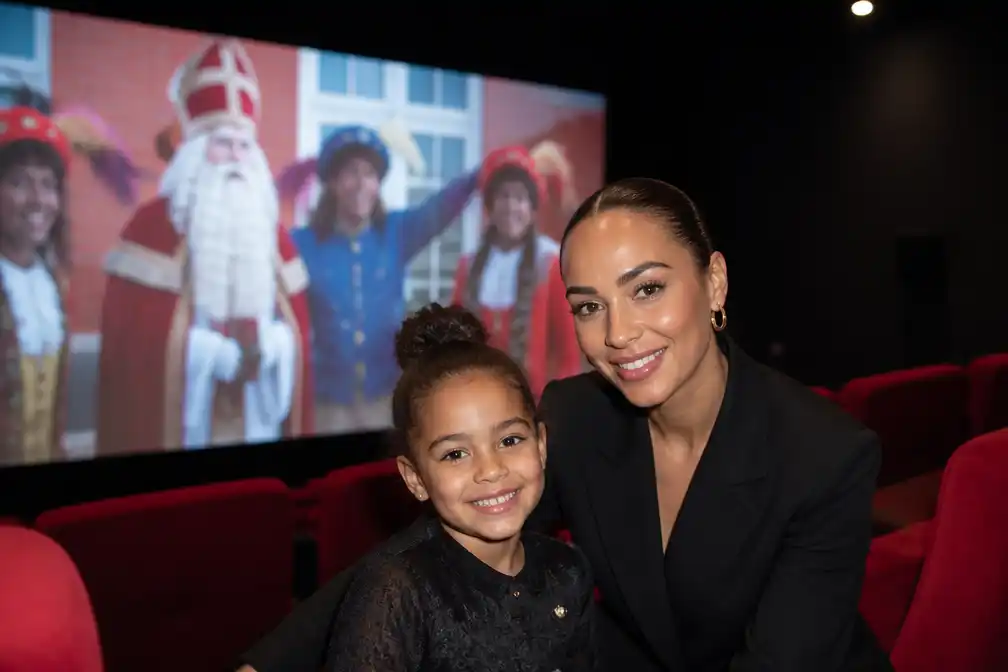 Bibi Breijman en dochter Teddy in nieuwe Club van Sinterklaas-film 'Paniek in het Pietendorp'