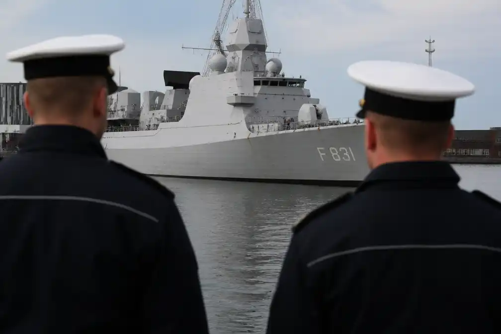 Matrozen veroordeeld voor filmen seks aan boord fregat Van Amstel