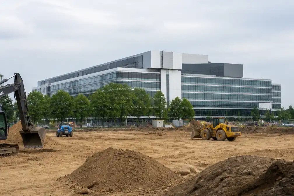 Premier Jetten geeft startsein bouw nieuwe ASML-campus in Eindhoven