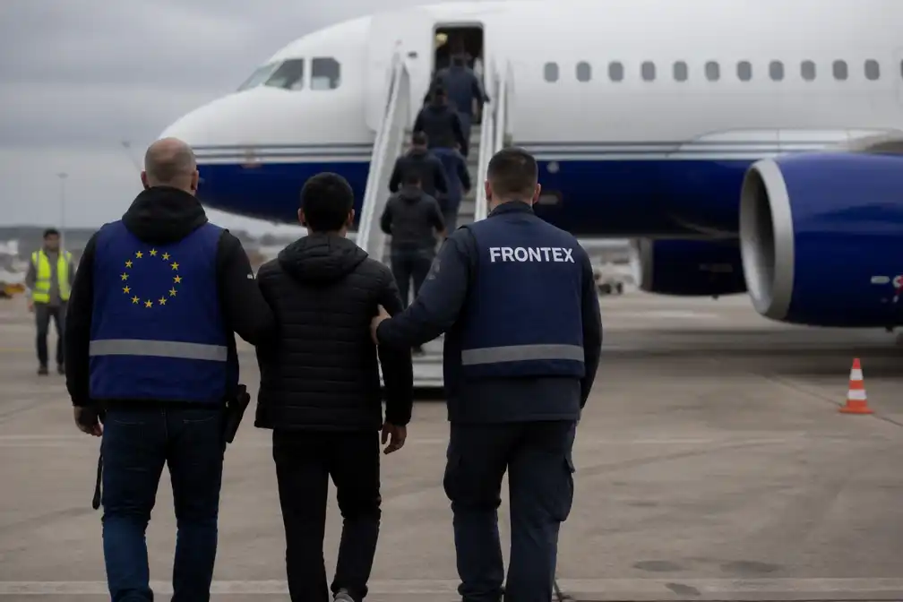 Frontex: lichte stijging terugkeer afgewezen asielzoekers in eerste helft 2026
