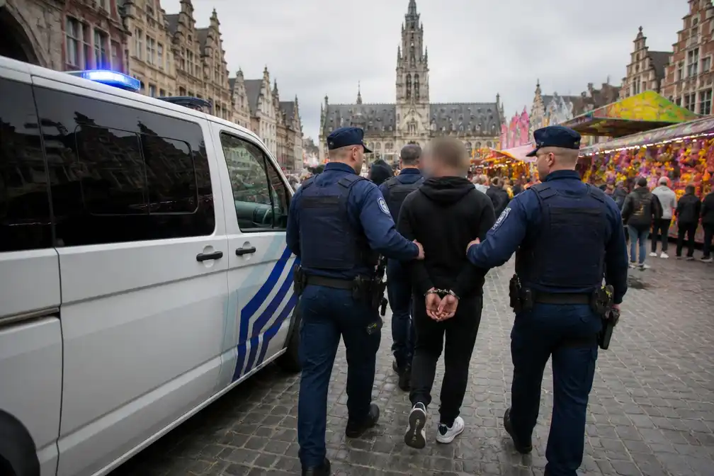 Vijf opgepakt en drie agenten lichtgewond bij opstootje op Leuvense jaarmarkt