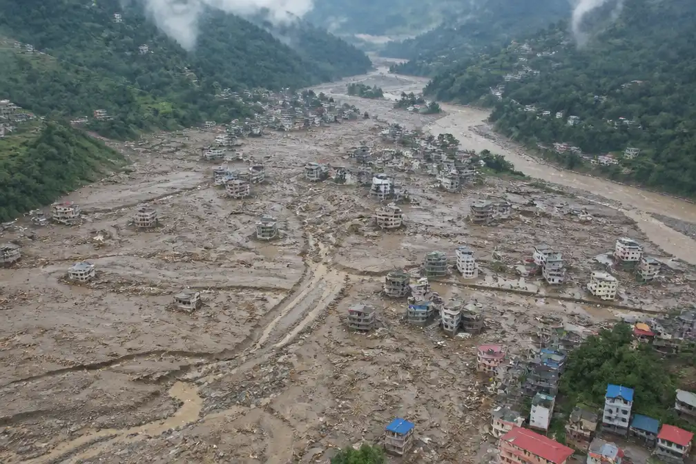 Nepal: zeker 1.380 doden en 5.500 vermisten; vrouw overleefde 9 dagen in luchtbel