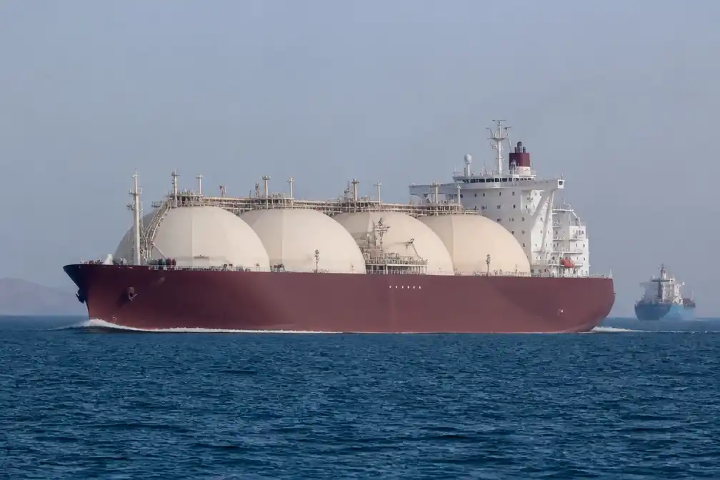 Qatarese lng-tanker Al Marrouna weer door Straat van Hormuz
