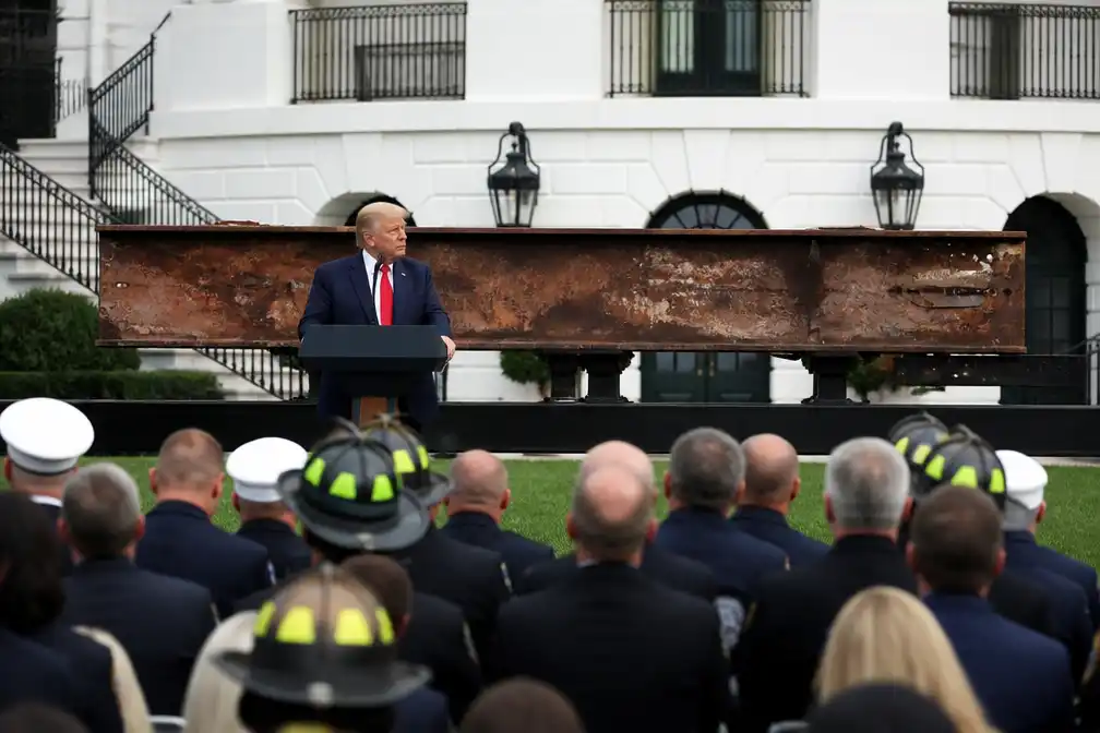Trump eert 9/11-hulpverleners en toont balk uit World Trade Center
