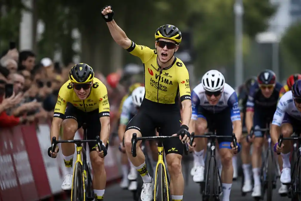 Brennan pakt vierde Vuelta-ritzege na lead-out Van Aert