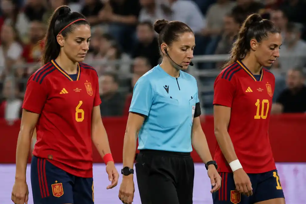 Spaanse voetbalbond steunt vruchtbaarheidsbehandelingen voor speelsters en scheidsrechters