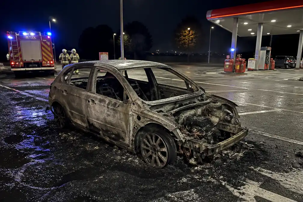 Auto uitgebrand langs E403 in Oekene; bestuurder spoorloos na brand