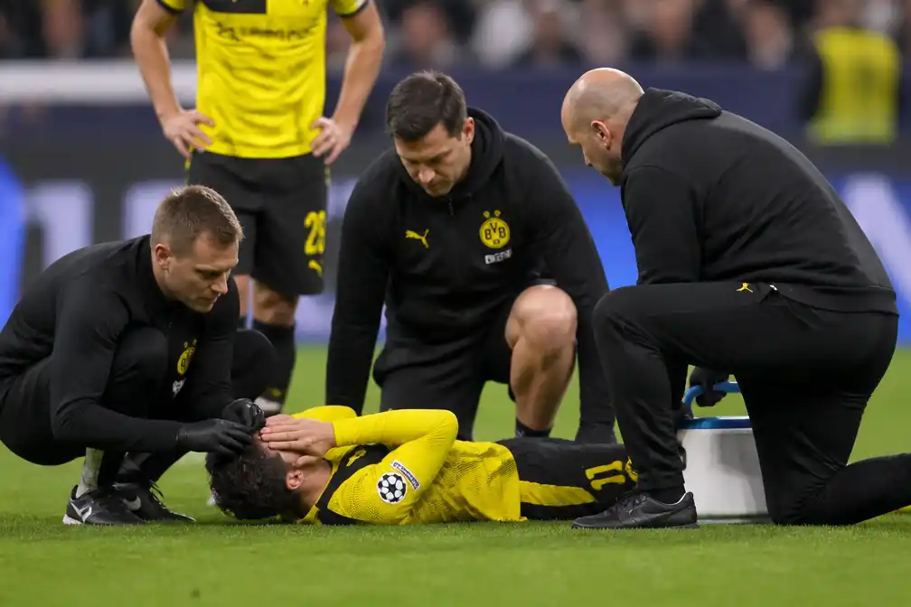 Dortmund-speler Karetsas naar ziekenhuis na onwel worden in Champions League-debuut