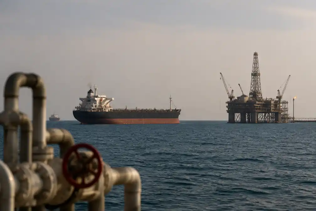 Olieprijs richting 100 dollar door aanvallen Iran en VS bij Hormuz
