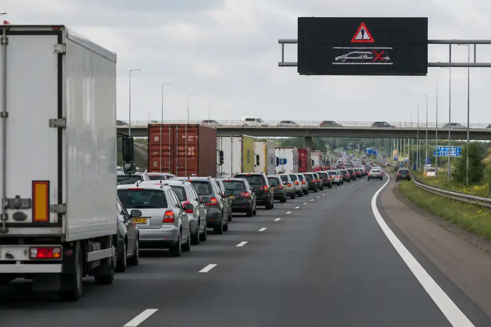 Sluiting Hardenbergerbrug en landelijke OV-staking ontregelen verkeer rond Nijkerk