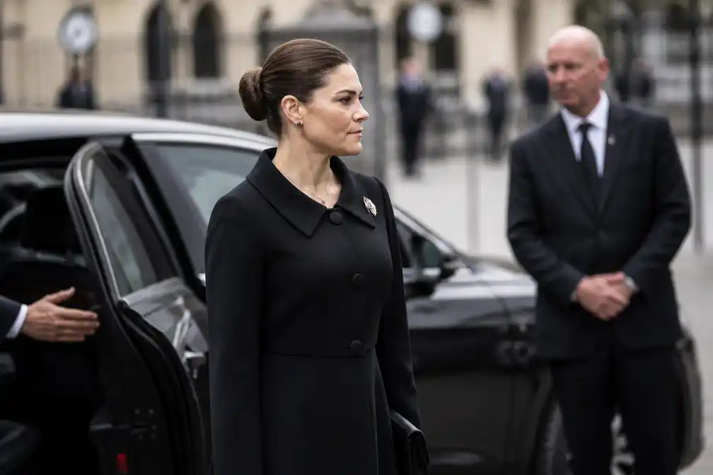 Kroonprinses Victoria op tijd in Oslo voor uitvaart koning Harald