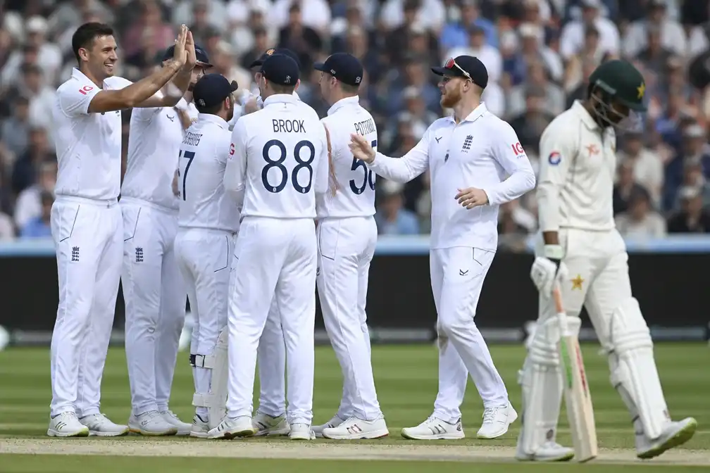Engeland pakt zeven wickets, Pakistan 100-7 bij lunch op dag één van derde test