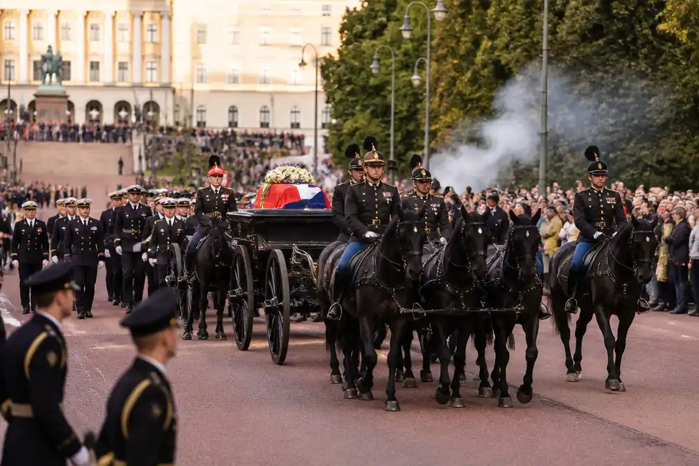 Rouwstoet koning Harald op weg naar Domkerk in Oslo