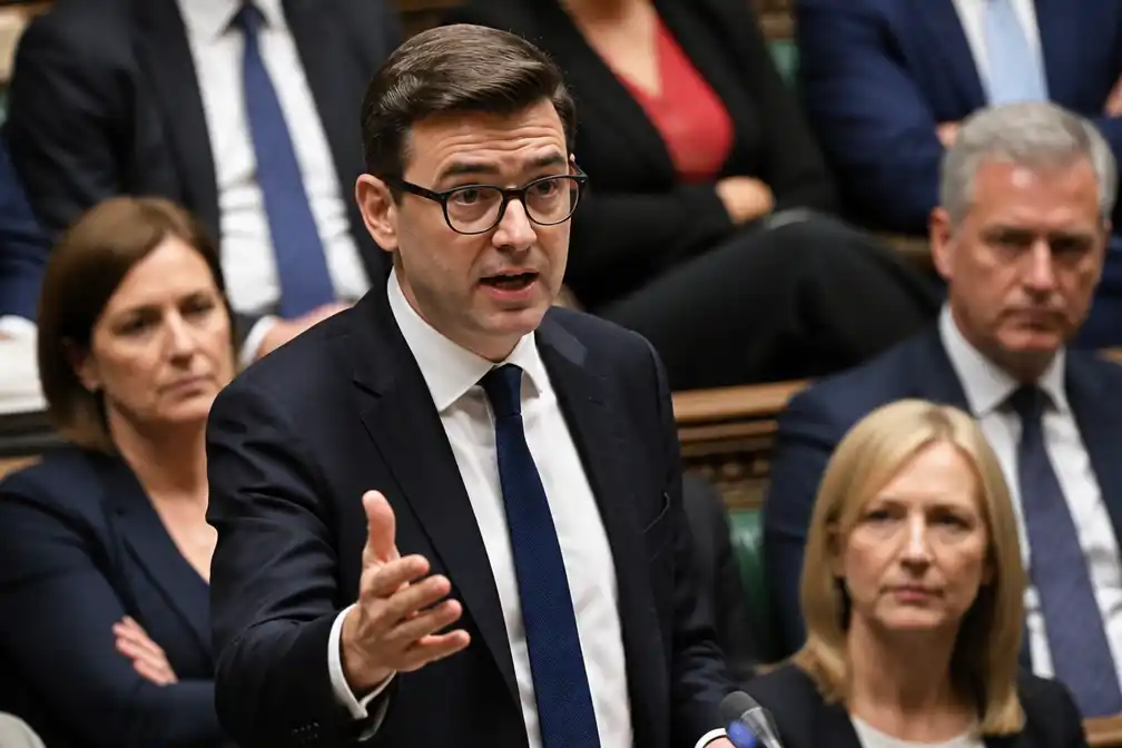 Burnham weigert tijdschema defensie-uitgaven, sociale zekerheid voorop