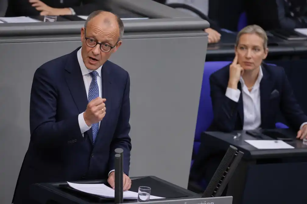 Merz beschuldigt AfD van ‘etnische zuivering’ in fel debat na deelstaatverkiezing
