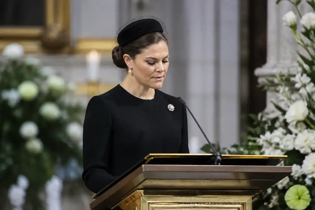 Kroonprinses Victoria leest gebed voor bij uitvaart koning Harald