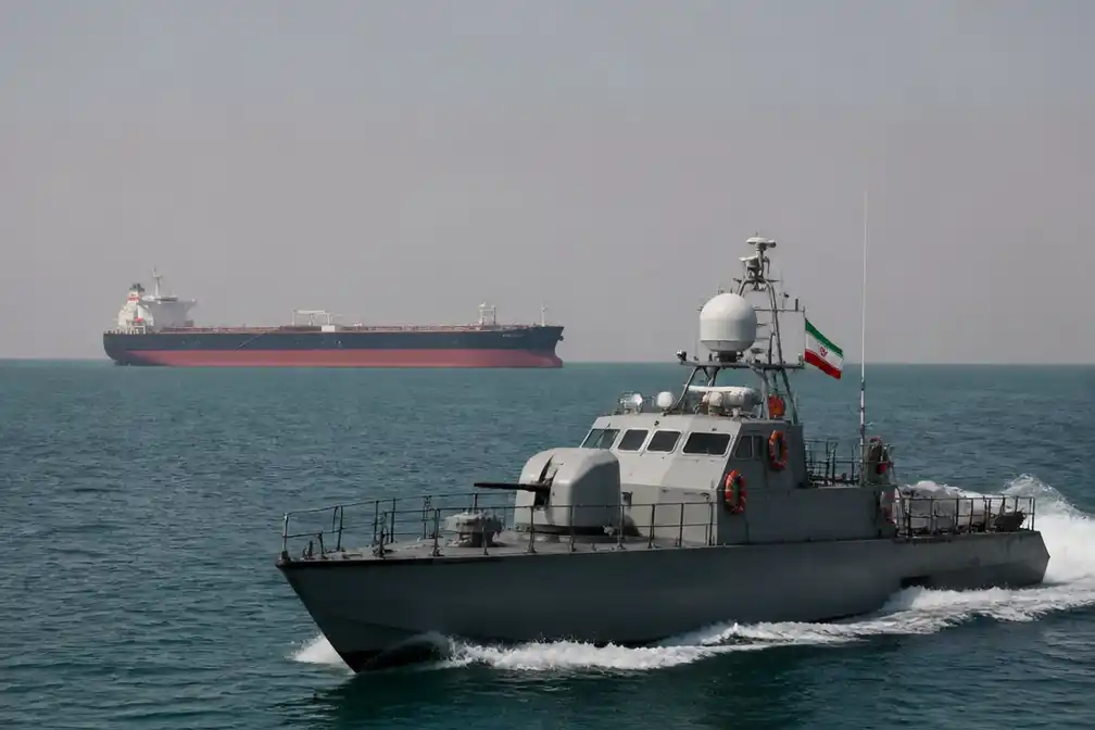 Iran breidt beperkte vaarzone uit tot Golf van Oman en dreigt met sancties