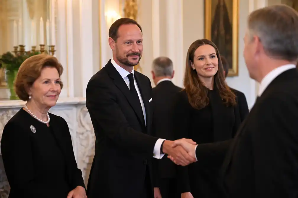 Koning Haakon ontvangt gasten op paleis na uitvaart koning Harald