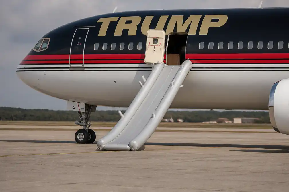 Noodglijbaan klapt open op aan Trump geschonken Qatarees vliegtuig