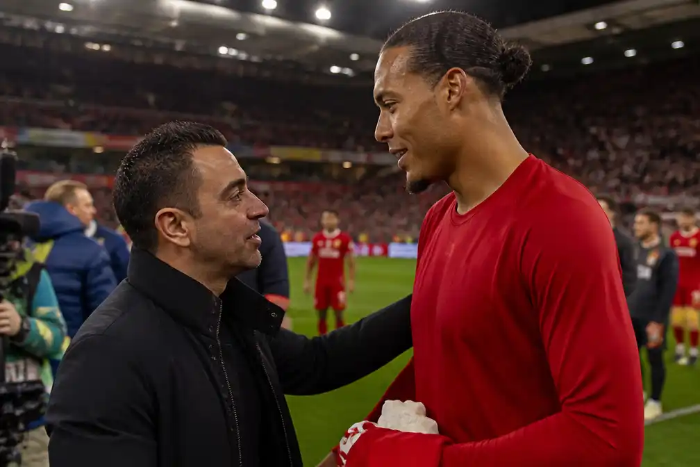 Xavi bekijkt Van Dijk bij Liverpool-Atlético en praat met Oranje-aanvoerder
