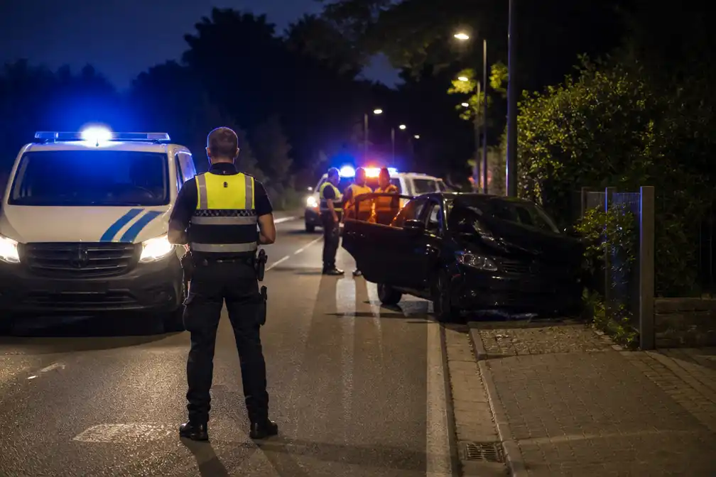 Agent lost schot op vluchtende auto in Lanaken; achtervolging eindigt met botsing en arrestatie