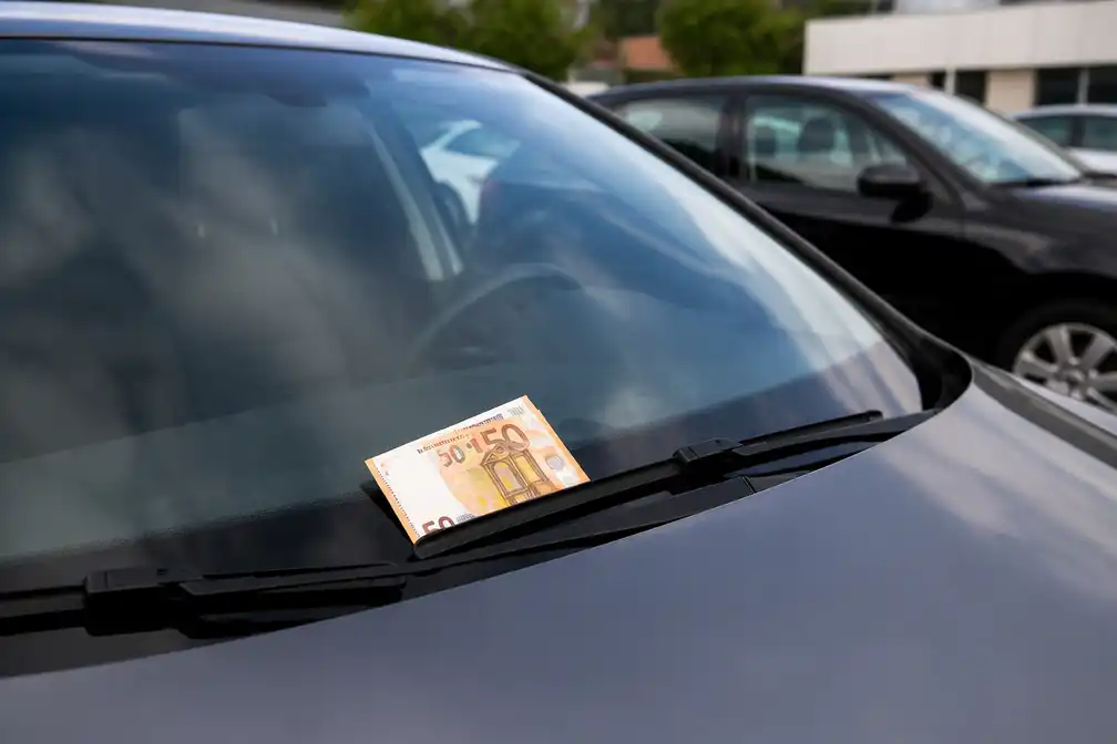 Waarschuwing in Italië voor '50 euro-truc' met briefje op de autoruit