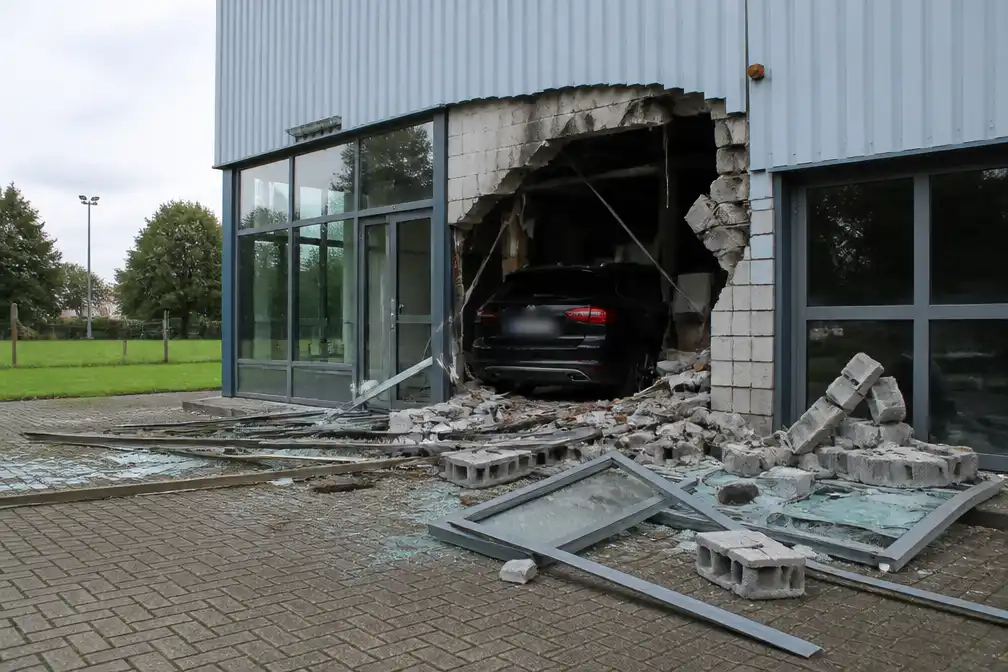 Opnieuw auto in sporthal van Flémalle, drie jaar na crash Kiyine