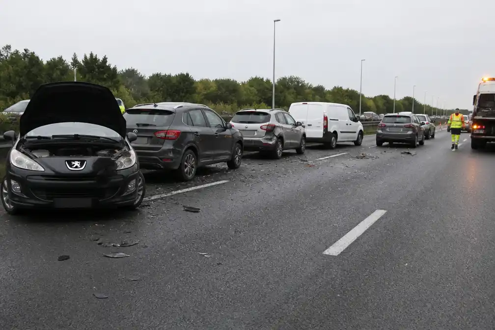 Acht voertuigen betrokken bij twee ongevallen op E40 in Erpe-Mere, files tot anderhalf uur