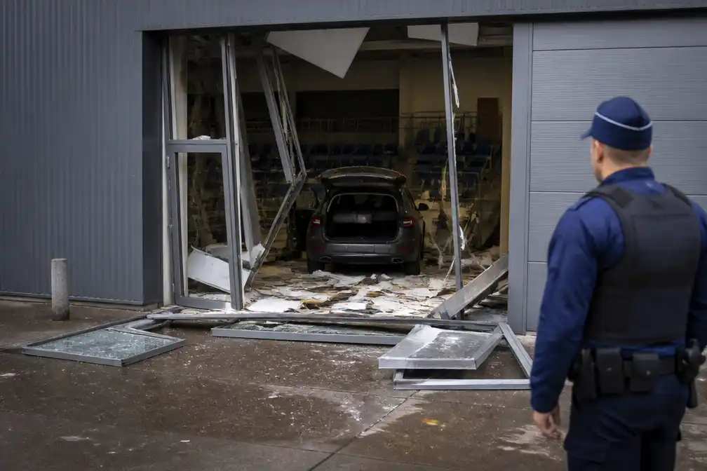 Auto rijdt opnieuw sporthal in Flémalle binnen, inzittenden gevlucht