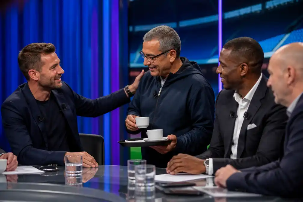 Dries Mertens haalt Napolitaanse koffieman erbij bij tv-debuut voor Arsenal-match
