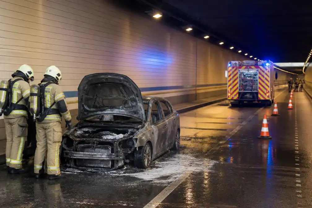 Koppel en baby ongedeerd na autobrand in Rogiertunnel in Brussel