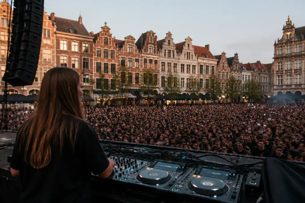 Amber Broos draait gratis rave op de Oude Markt in Leuven op 11 september