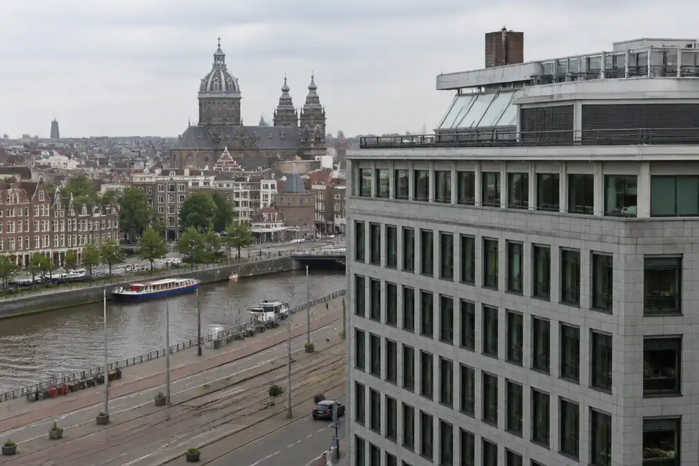 Amsterdam wil voor 2030 2500 voltijdsbanen schrappen