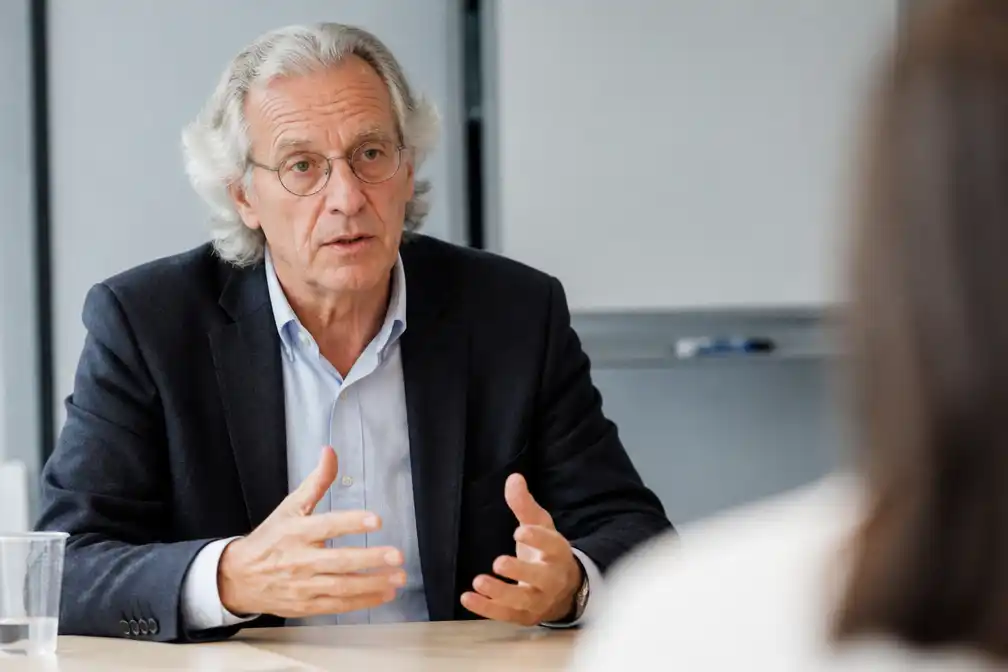 Hoogleraar Ton Wilthagen weerspreekt 'luie Gen Z' na oproep VVD'er Brekelmans