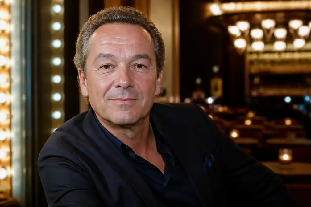 Cornald Maas start maandelijkse culturele talkshow in Café DeLaMar
